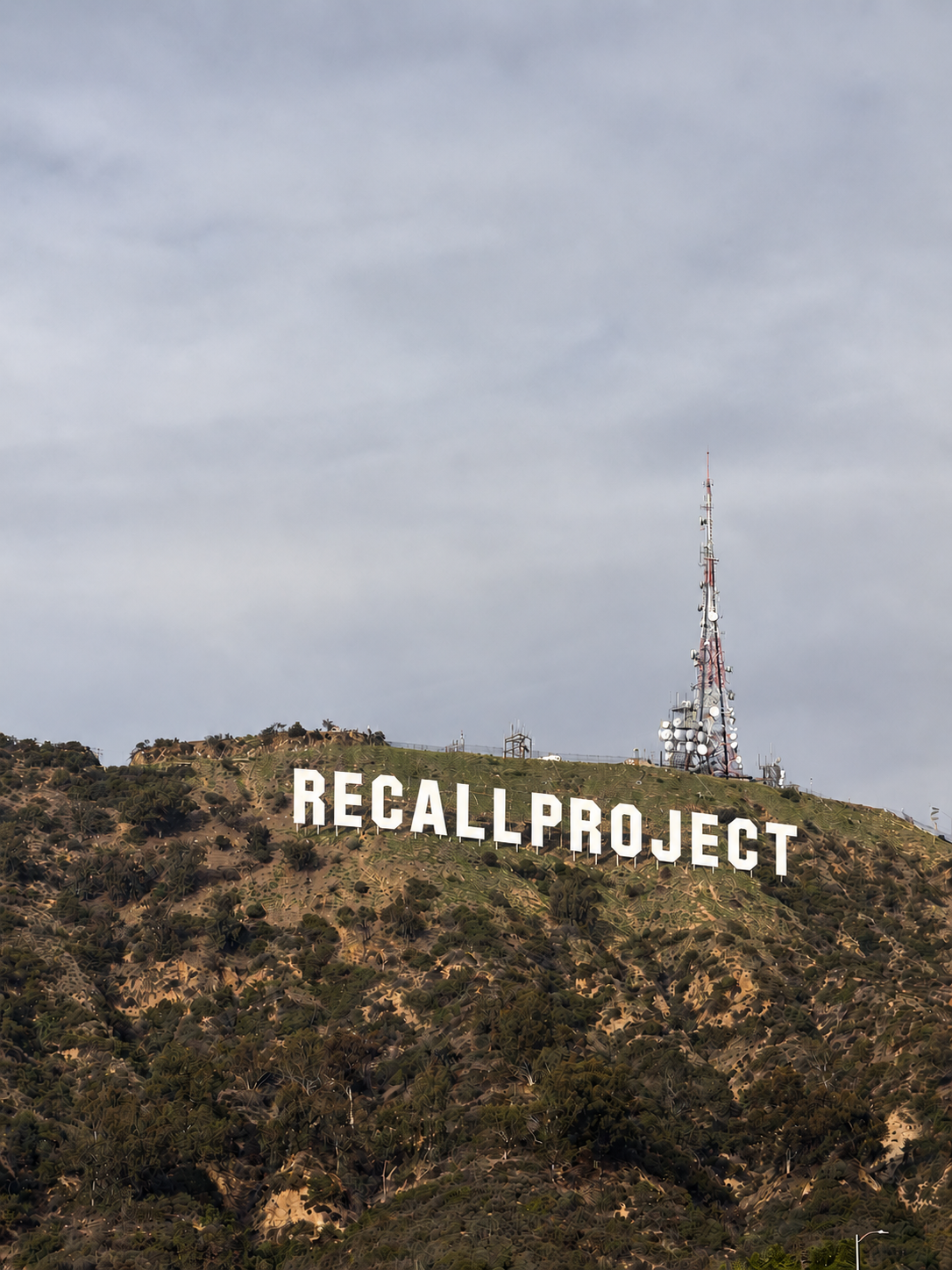 언덕 위에 세워진 RECALL PROJECT 사인